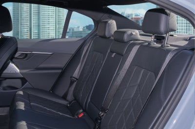 2025 BMW 5 Series 530i