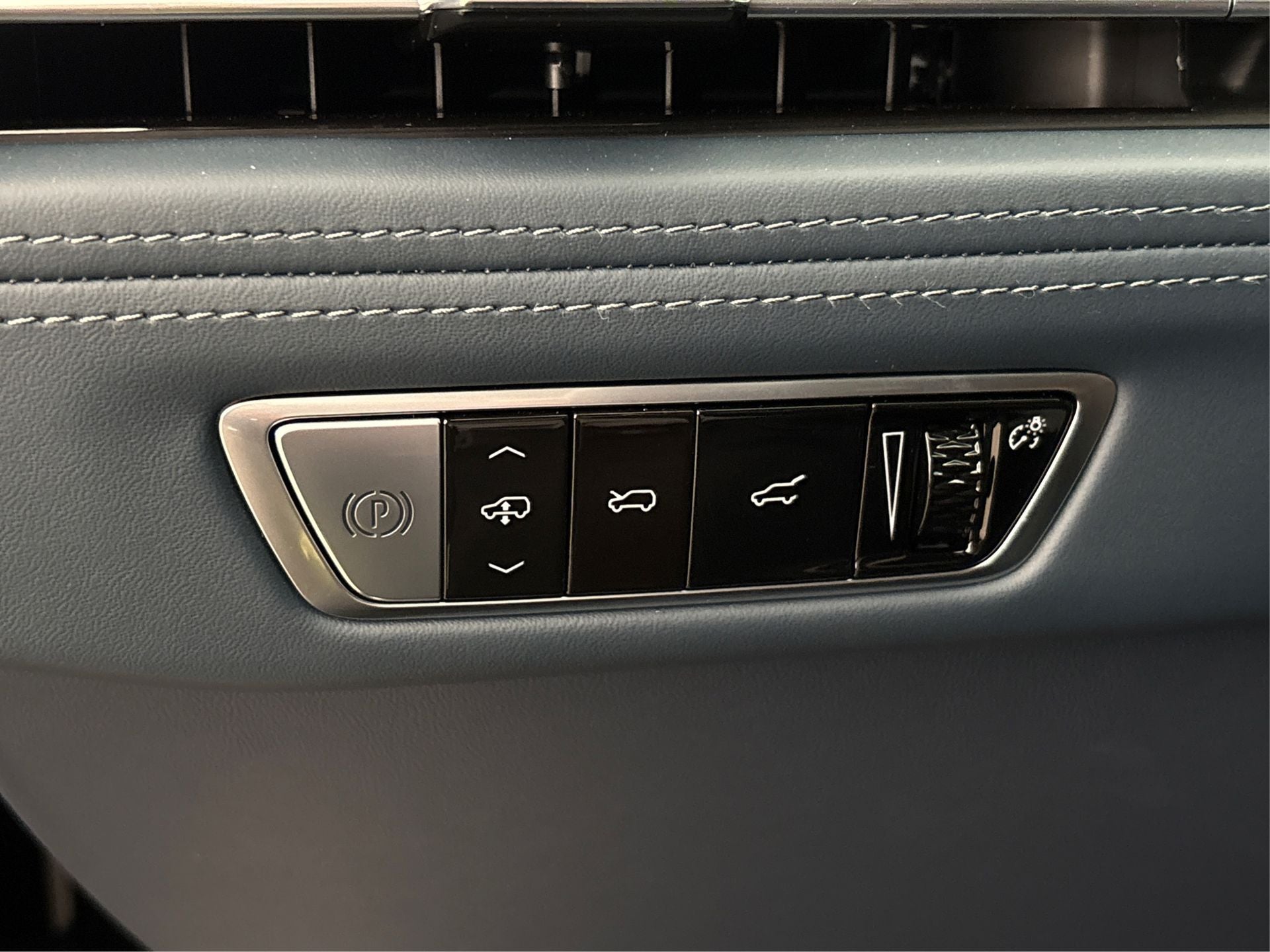 2025 Cadillac ESCALADE IQ Luxury 2