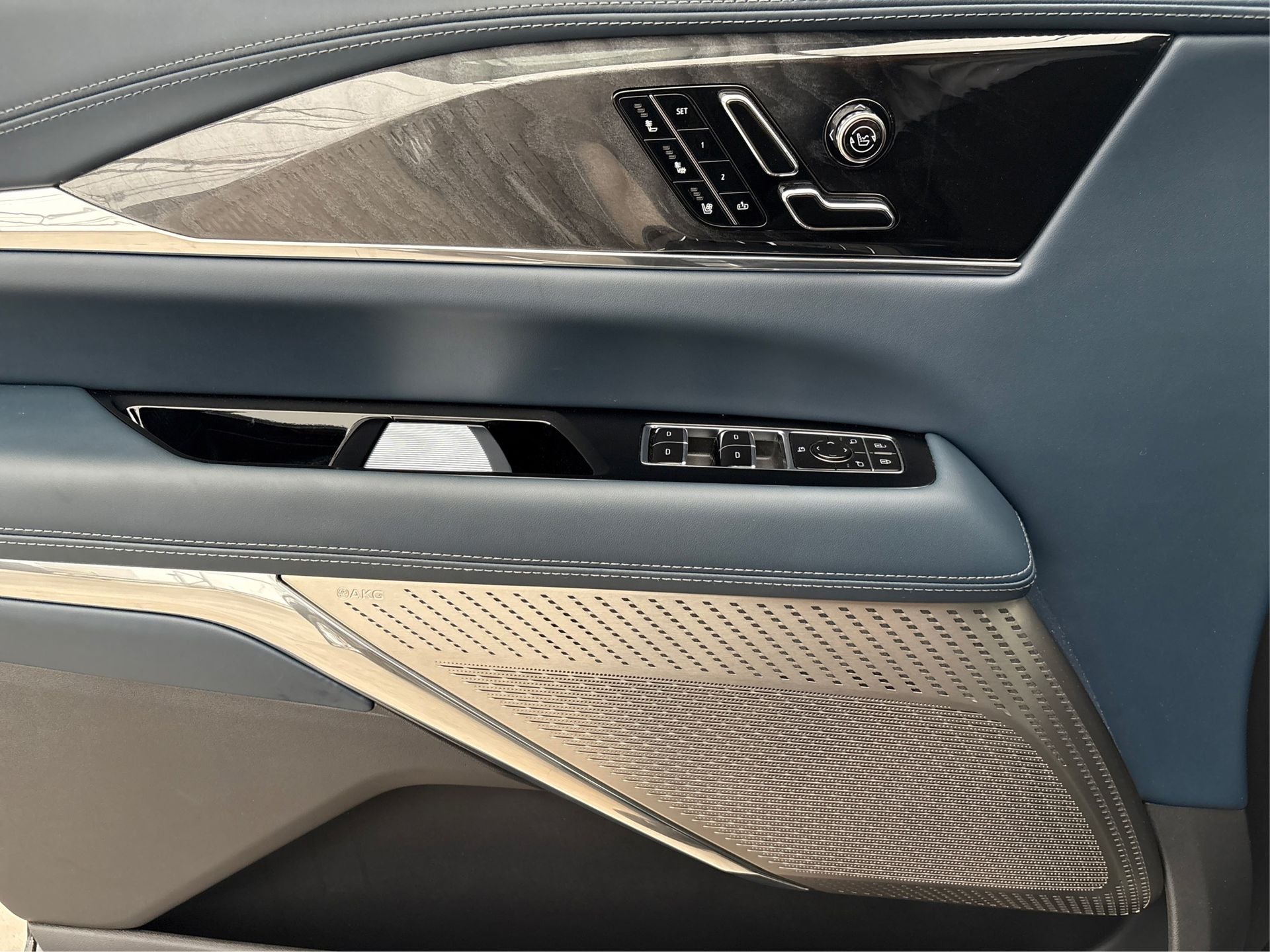 2025 Cadillac ESCALADE IQ Luxury 2