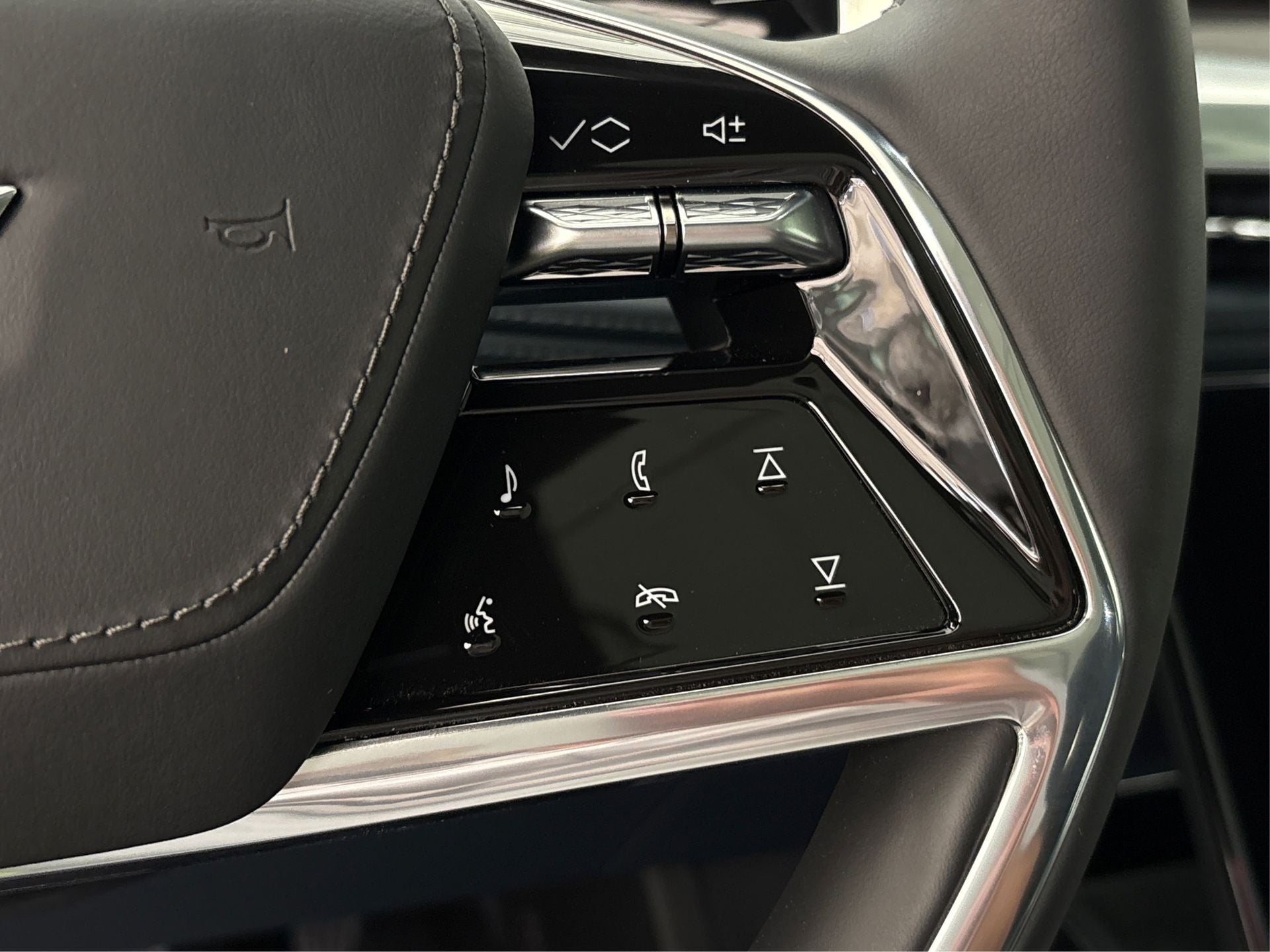 2025 Cadillac ESCALADE IQ Luxury 2