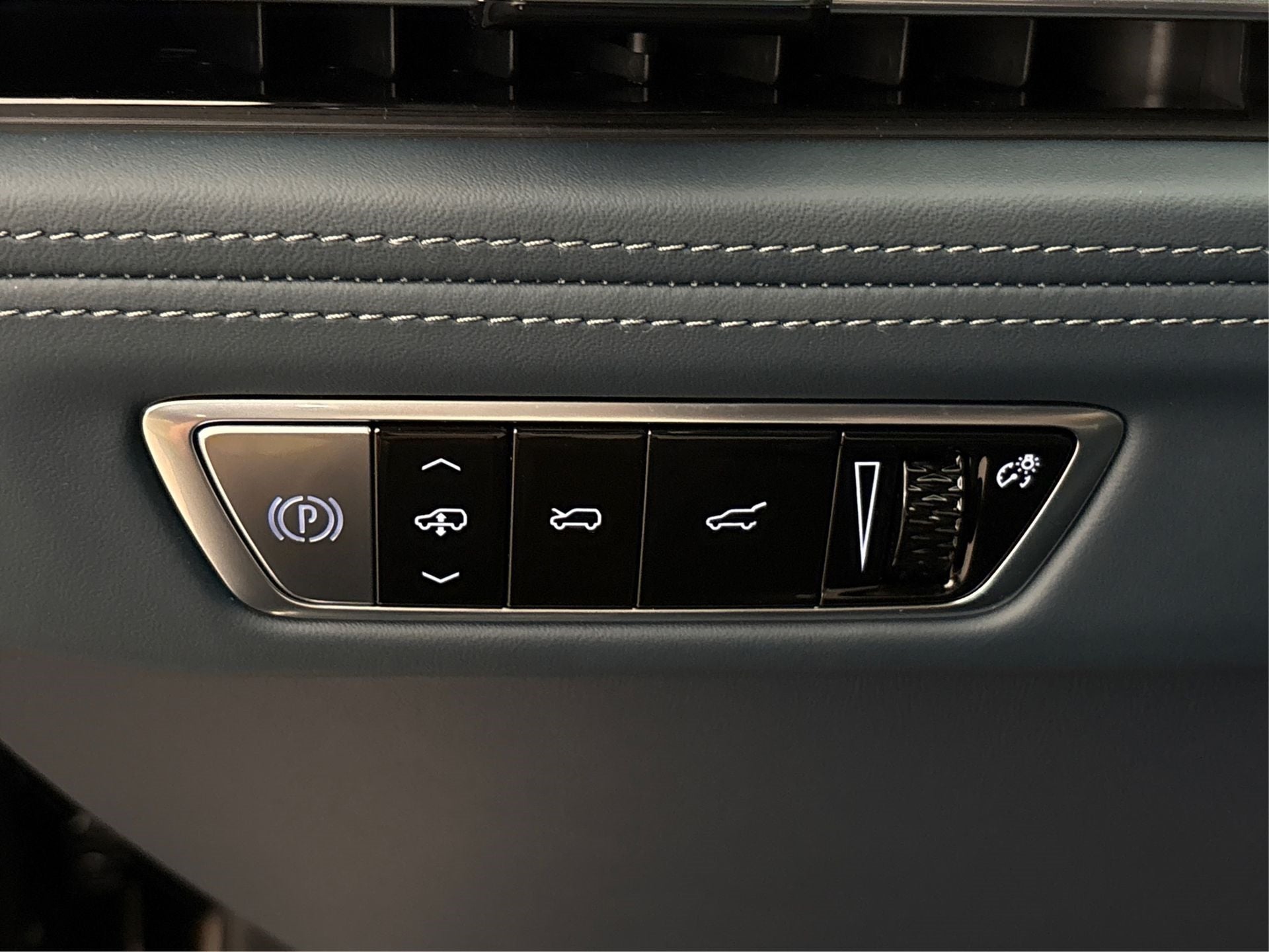 2025 Cadillac ESCALADE IQ Luxury 2