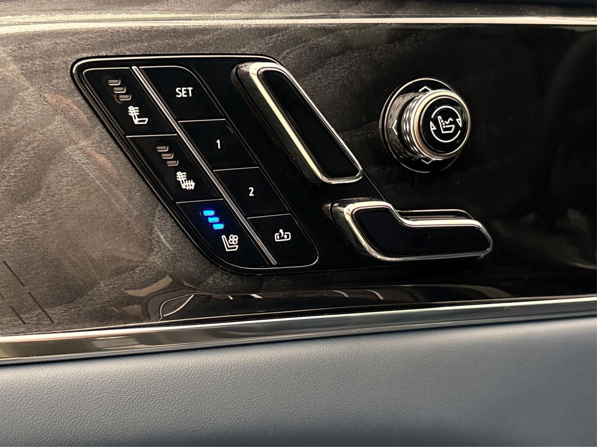 2025 Cadillac ESCALADE IQ Luxury 2