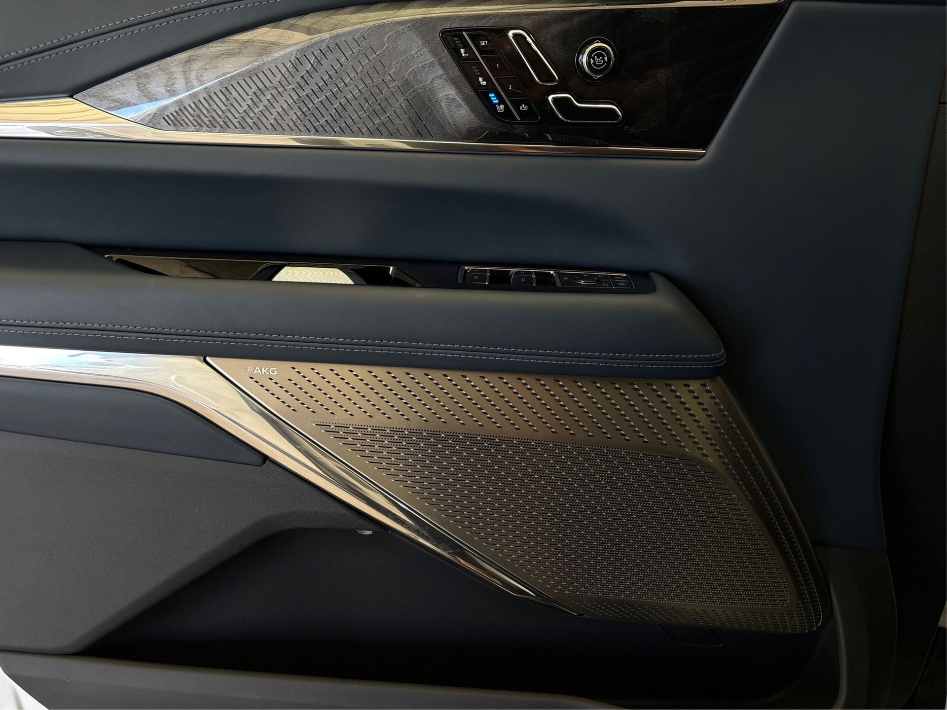 2025 Cadillac ESCALADE IQ Luxury 2